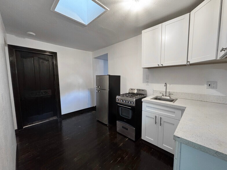 Building Photo - 1108 N Sweetzer Ave