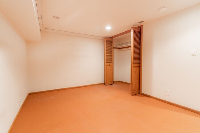 Building Photo - Private river access and stunning views from this home on Harmon Blvd! + Bonus Room