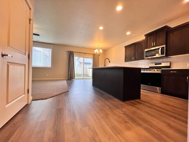 Building Photo - Beautiful Home in Meridian! Solar Power and Landscaping included.