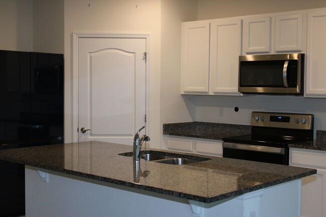 Building Photo - BEAUTIFUL 5 BEDROOM, 3 BATH SINGLE FAMILY ...