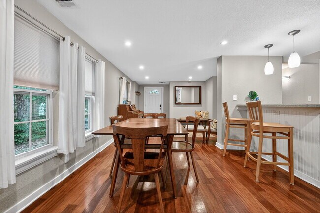 Building Photo - Hyde Park Bungalow