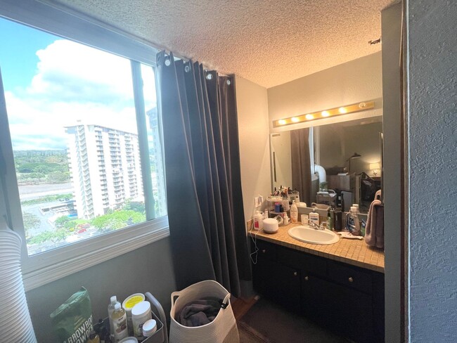 Building Photo - Park At Pearlridge 2 bedroom/ 2bath Condo