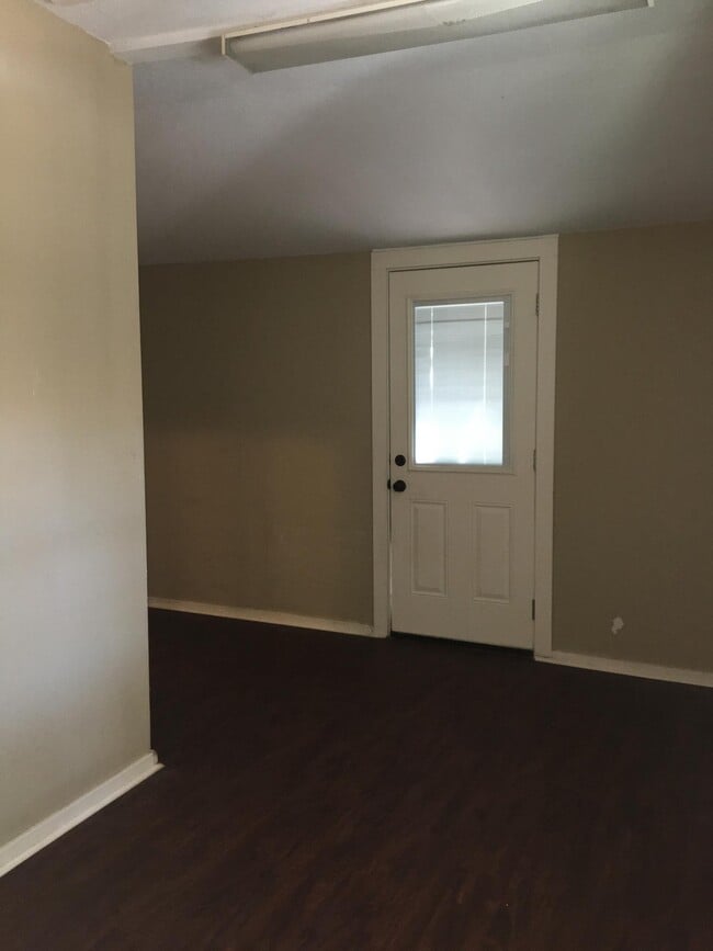 Building Photo - 916 N Austin St