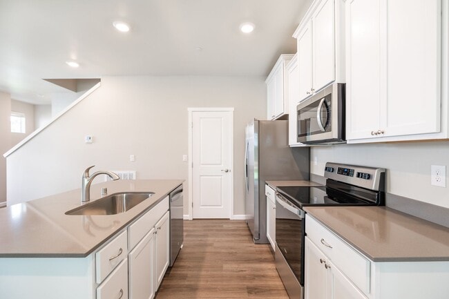 Building Photo - Newer 4 bdrm plus Flex Room Home In Town- 1 Months rent concession!