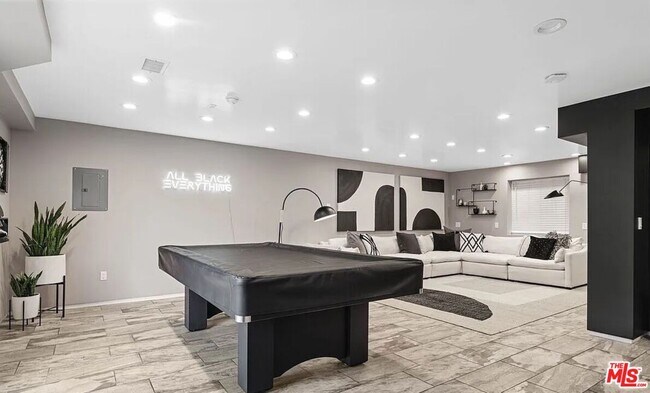 Building Photo - 615 6th Ave