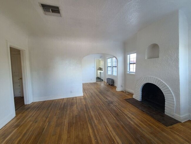 Building Photo - **Available NOW**