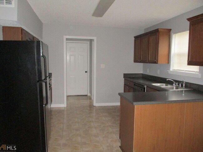 Building Photo - 2255 Ramblewood Cir