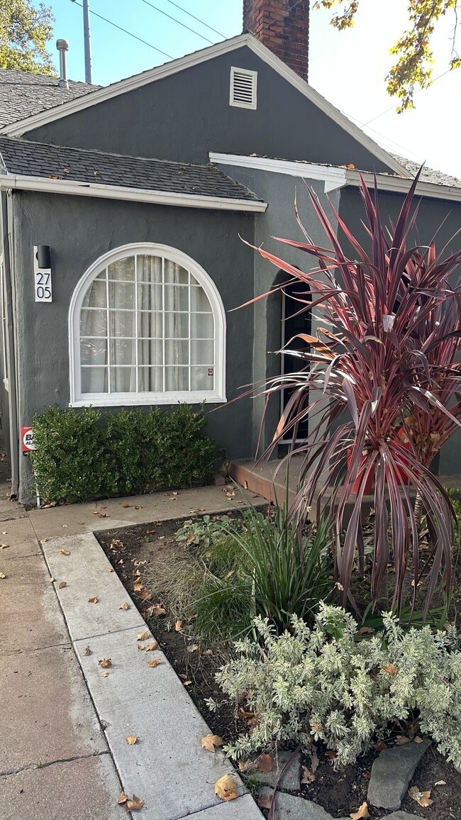 Building Photo - Charming 1 Bedroom 1 Bath Historic Duplex, Land Park-Curtis Park Area SEE VIDEO