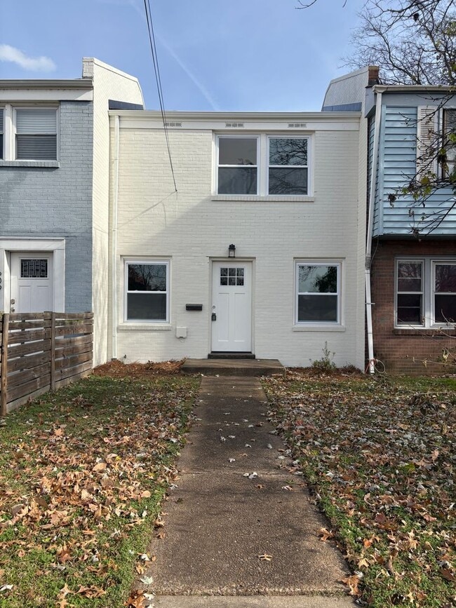 Primary Photo - 2 Bedroom Across From McFerrin Park