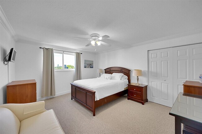 Building Photo - 4525 Poinciana St