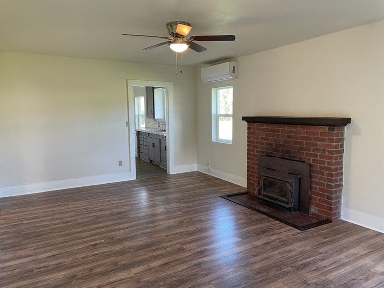 Building Photo - 112 Live Oak Knolls