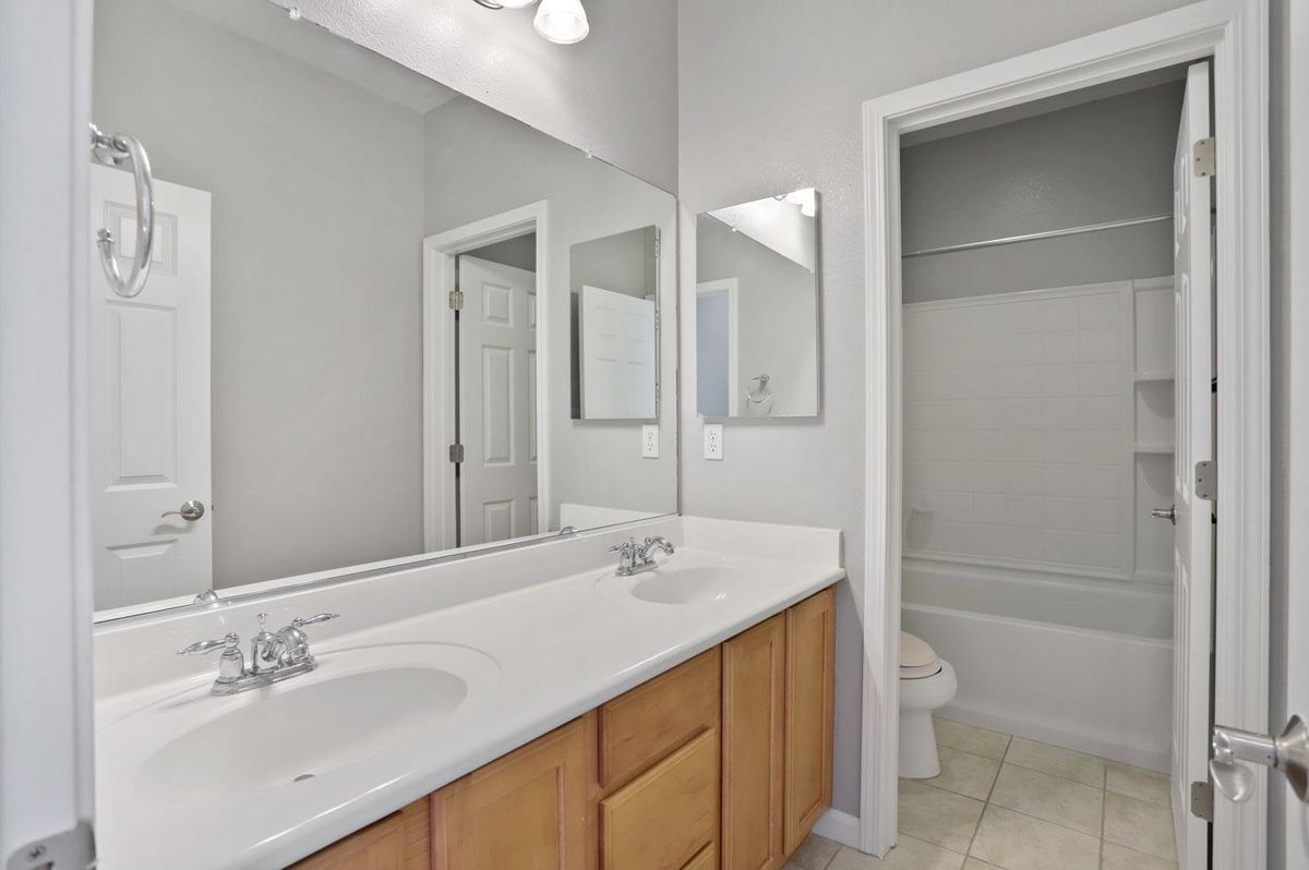 Building Photo - 353 Rosebriar Pl