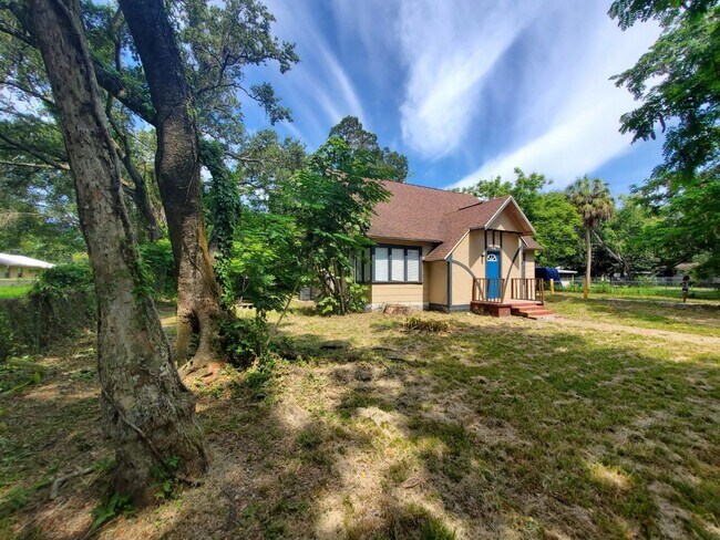 Primary Photo - Beautiful 2/1 Single Family Home in Gibsonton! ASK ABOUT OUR MOVE IN SPECIALS!!