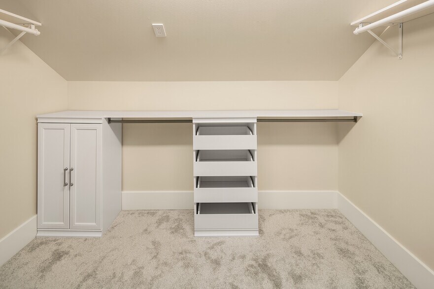 Building Photo - 10425 Des Moines Memorial Dr S