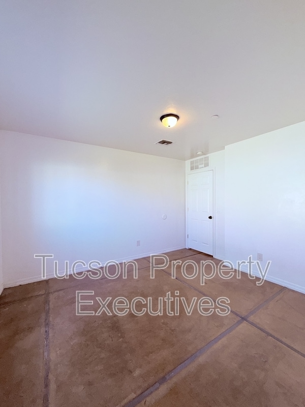 Building Photo - 1412 E 25th St