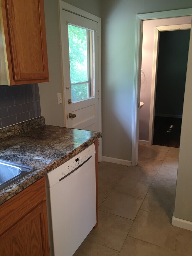 Building Photo - 2540 Cedarwood Ave