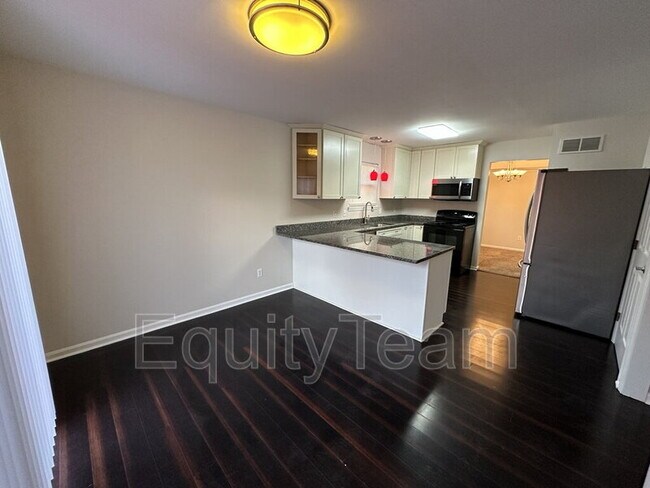 Building Photo - 9400 White Pine Dr