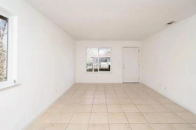 Building Photo - Charming 2-Bedroom Apartment with Updated ...