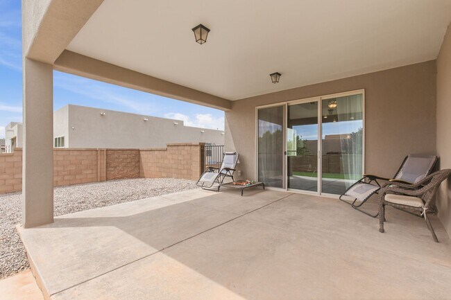 Building Photo - Pristine Four Bedroom 2 Bath home in Mesa Village