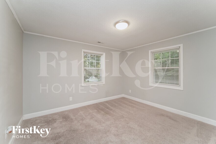 Building Photo - 2521 Skyland Dr