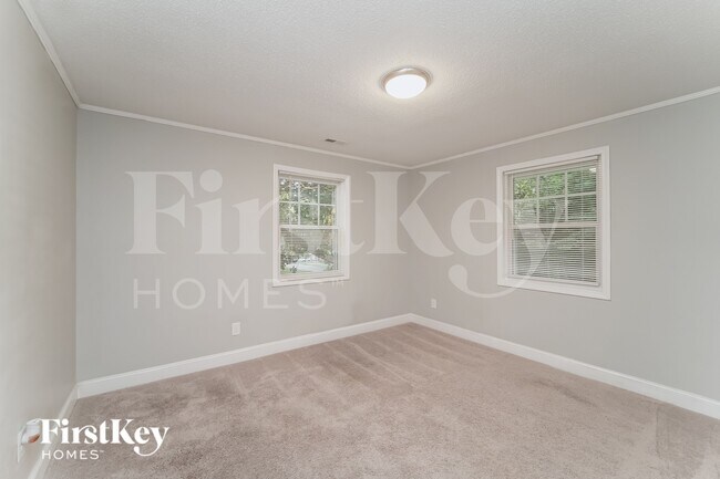 Building Photo - 2521 Skyland Dr