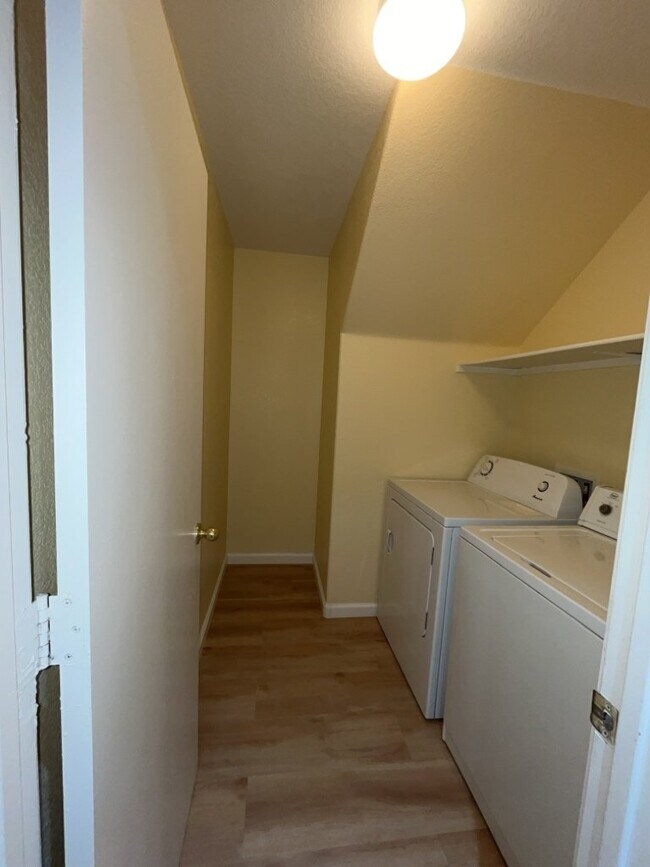 Building Photo - Experience luxurious living in this stunning 4-bedroom, 2.5-bathroom house