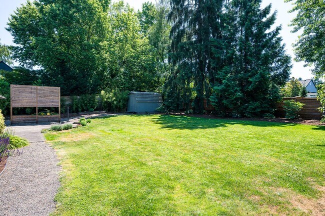 Building Photo - Charming Mid-Century Home in Lake Oswego S...