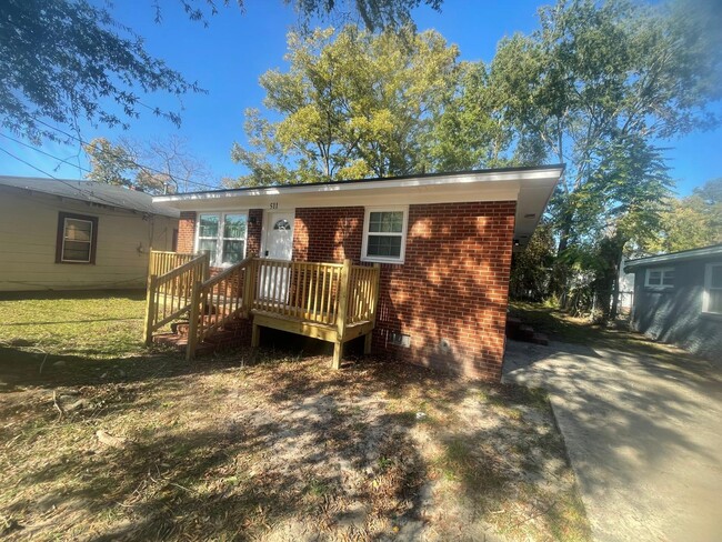 Primary Photo - 511 E Roberts St