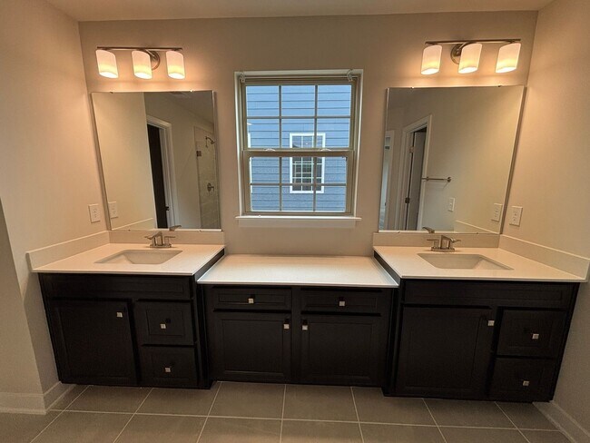 Building Photo - Luxury- New Construction