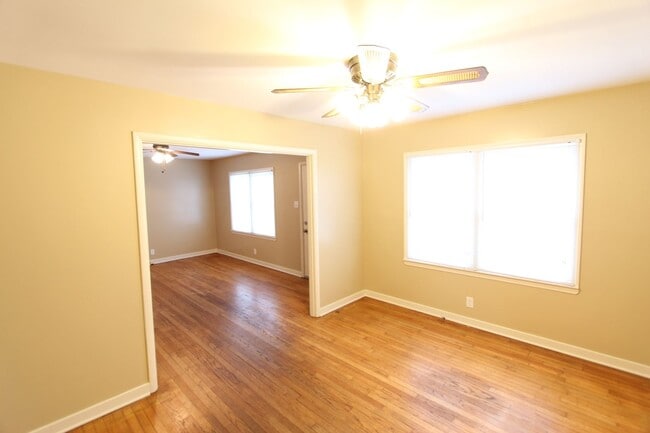 Building Photo - New On The Market! Cute! Cute! Cute! Better Hurry To See This One!!