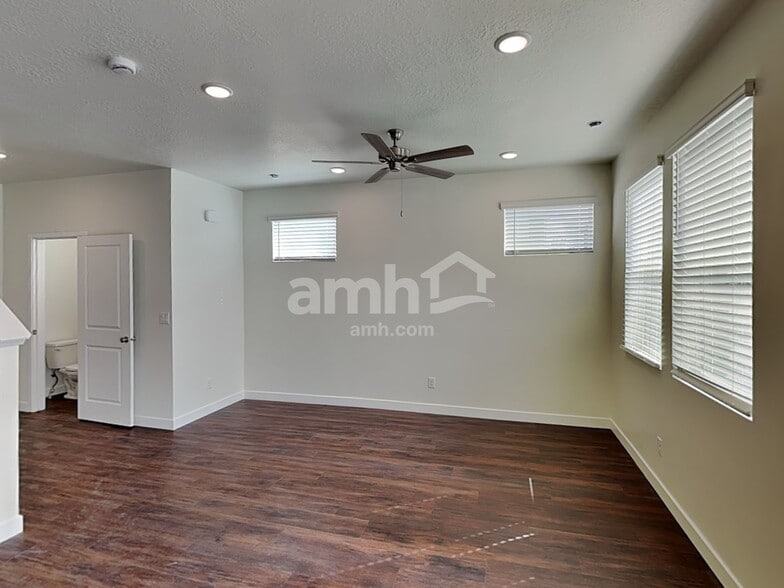 Building Photo - 8972 Royal Ln