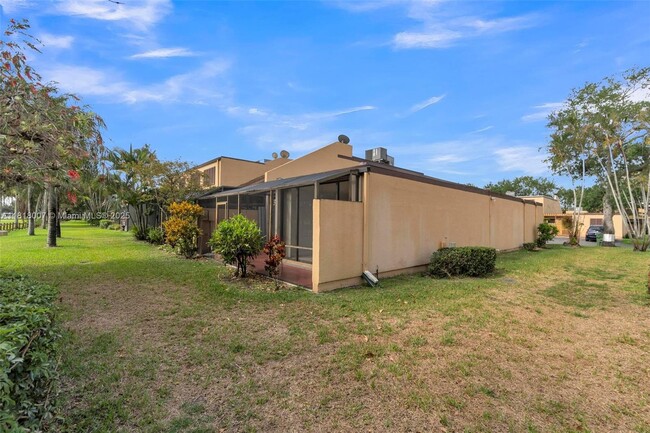 Building Photo - 1341 E Golfview Dr