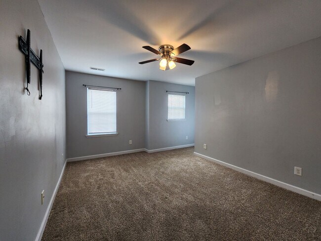 Building Photo - 208 Lockwood Ct