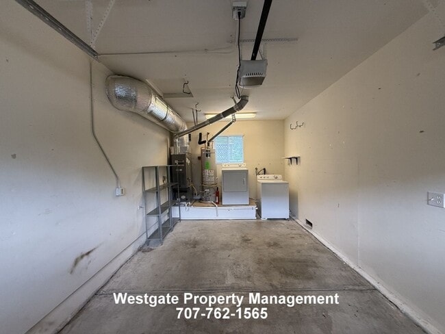 Building Photo - Great West Petaluma 2/1.5 Home - 418A Upham Street