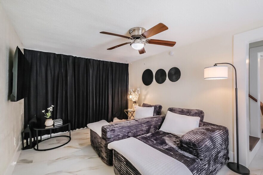 Building Photo - 1327 W 21st St