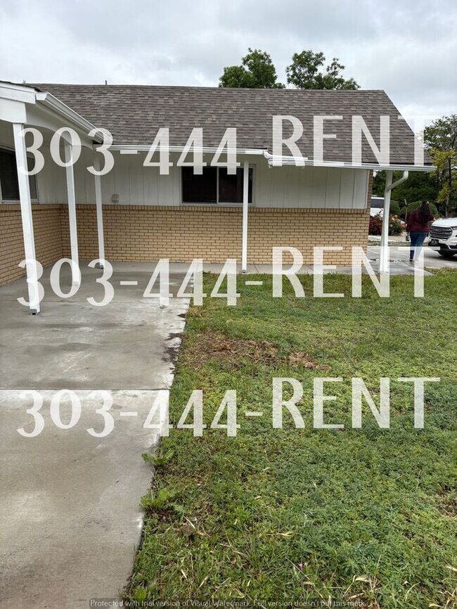Building Photo - Welcome to this stunning 3-bedroom, 2-bath...