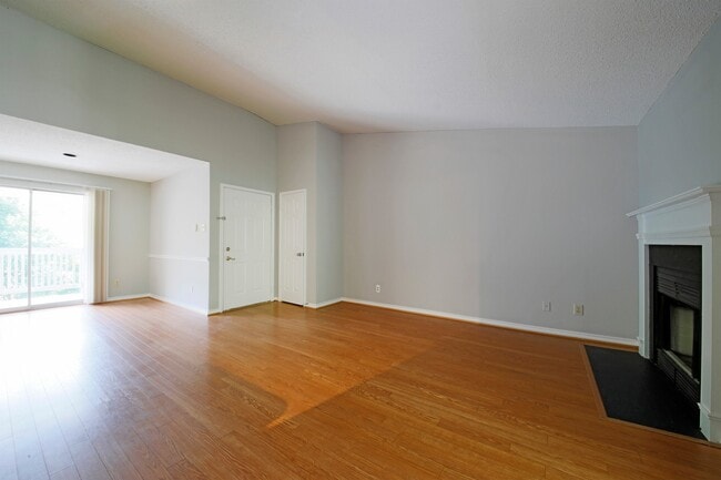 Building Photo - Updated top floor 2br with vaulted ceilings, two balconies and treed views!