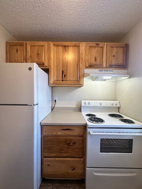 Building Photo - 1 - Bedroom Apartment, Corner Unit, Downstairs, Near Transportation