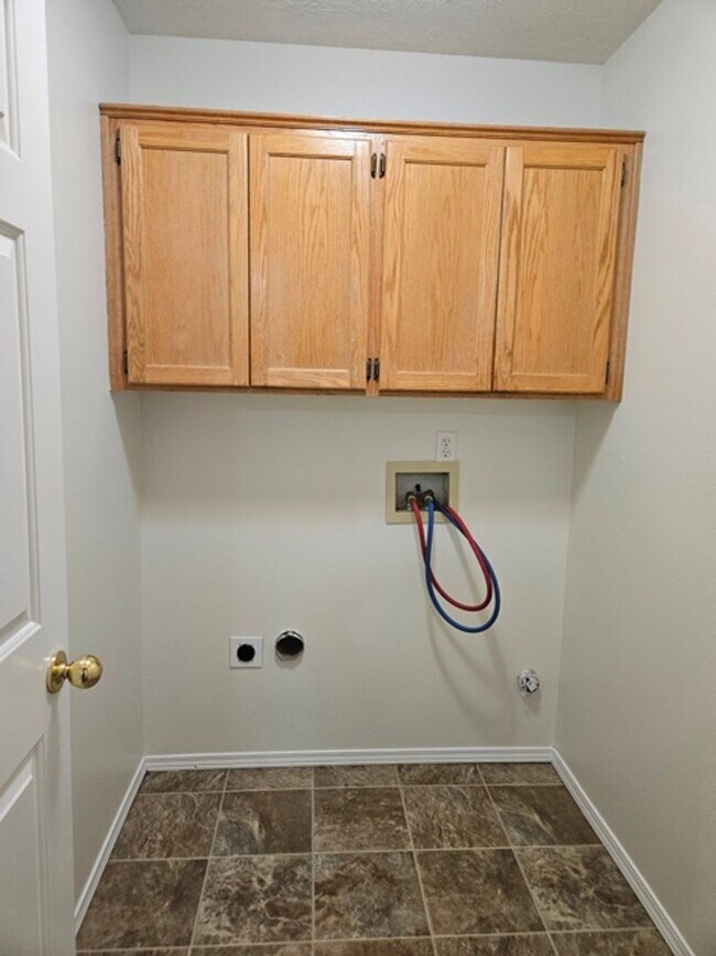 Building Photo - 4Bd/3Ba Two Story House - Available to View!