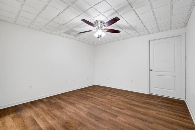 Building Photo - Spacious 5-Bedroom Home on 1.5+ Acres in West Side School District