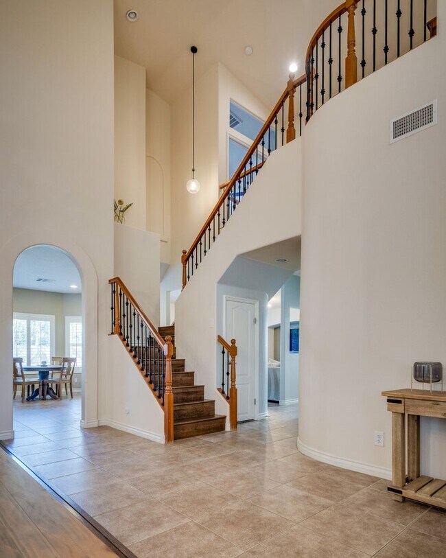 Building Photo - Gated single family home with 4 bed 3 bath...