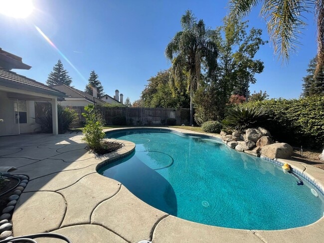 Building Photo - Beautiful South West Visalia home Near El Diamante school with a pool!!