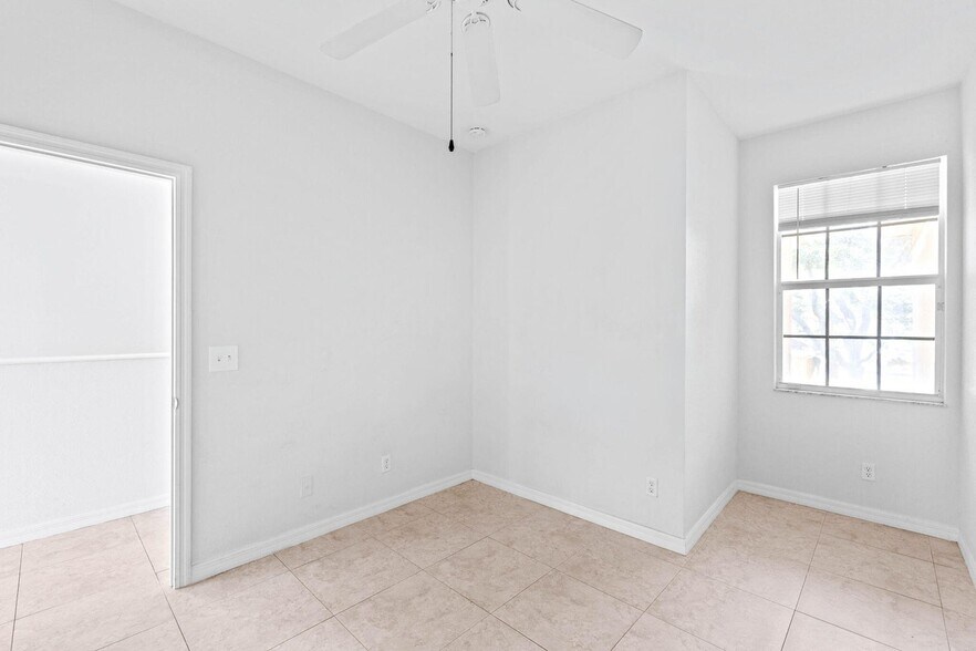 Building Photo - 1002 Pipers Cay Dr