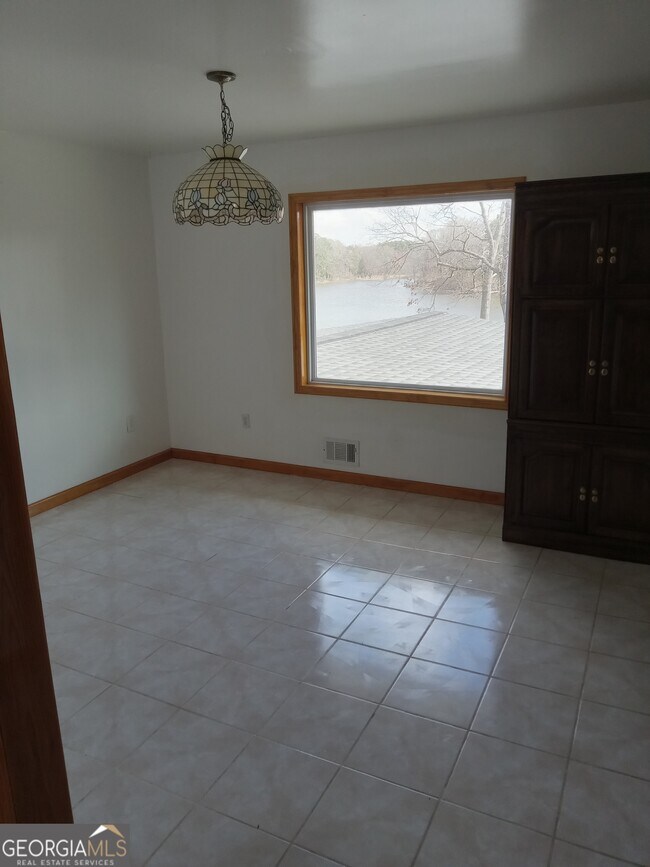 Building Photo - 148 W James Cir