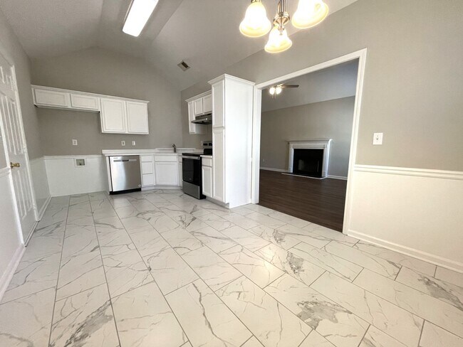 Building Photo - Newly Renovated 3br in East Athens, Available Mid June 2025