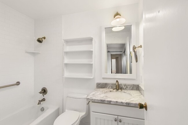 Building Photo - Downtown Davis Cottage-Available for Spring Move In