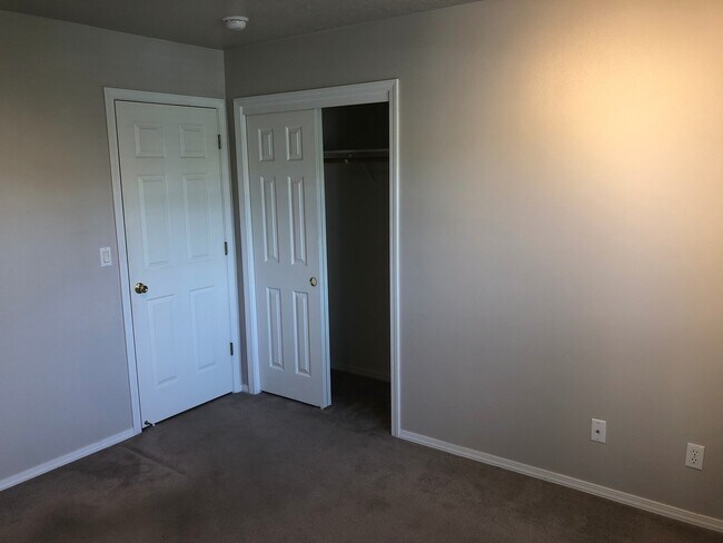 Building Photo - Larger Three Bedroom Home in Keizer
