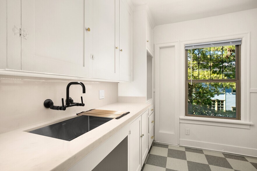 Building Photo - 6522 Phinney Ave N