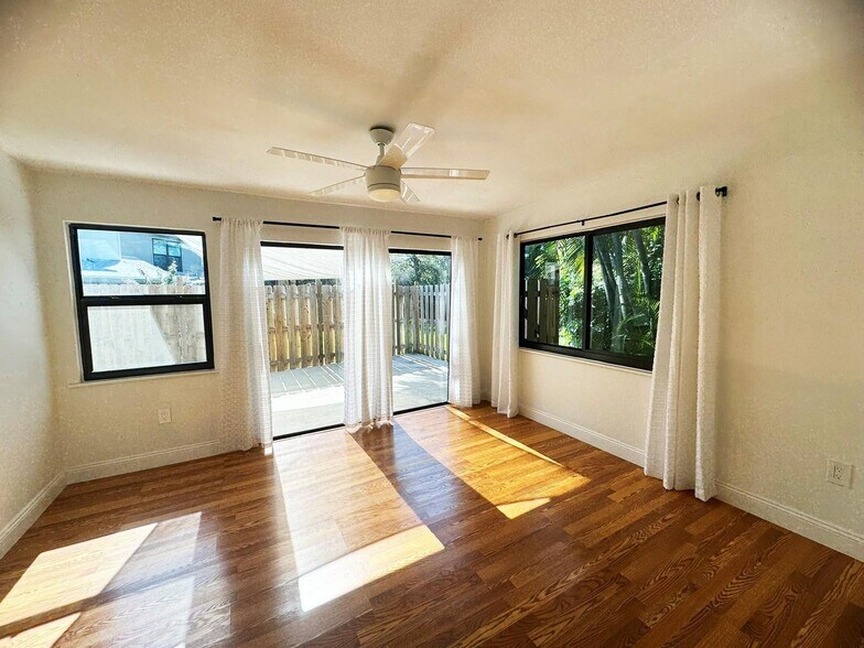 Building Photo - 321 Sandtree Dr