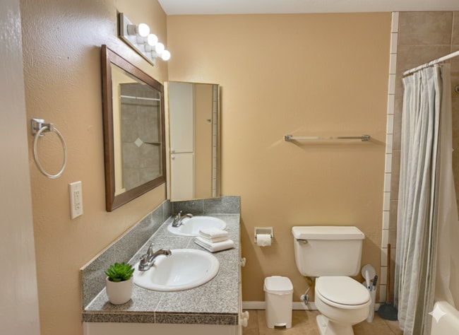 Building Photo - LARGE 4BR - 2BA HOUSE - LARGE BEDROOMS - R...